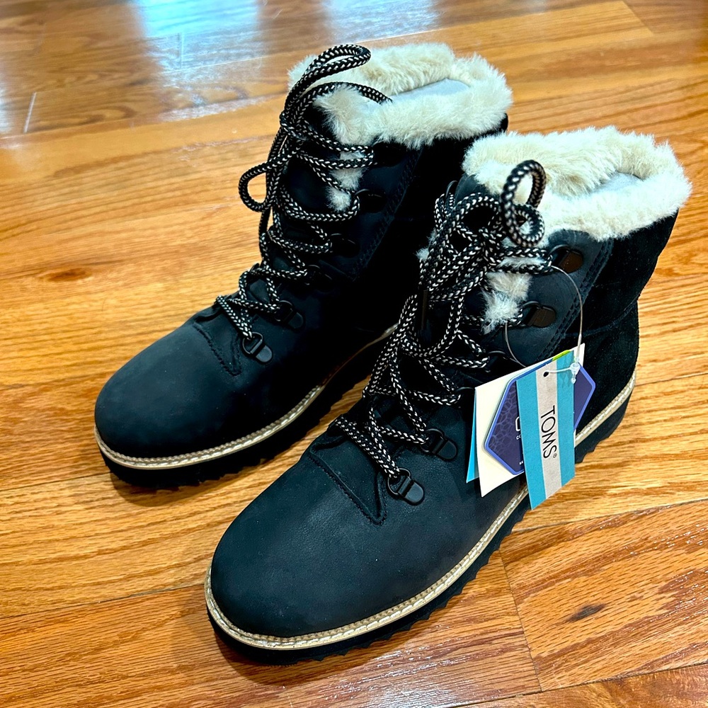 BNWT TOMS Mojave Boots